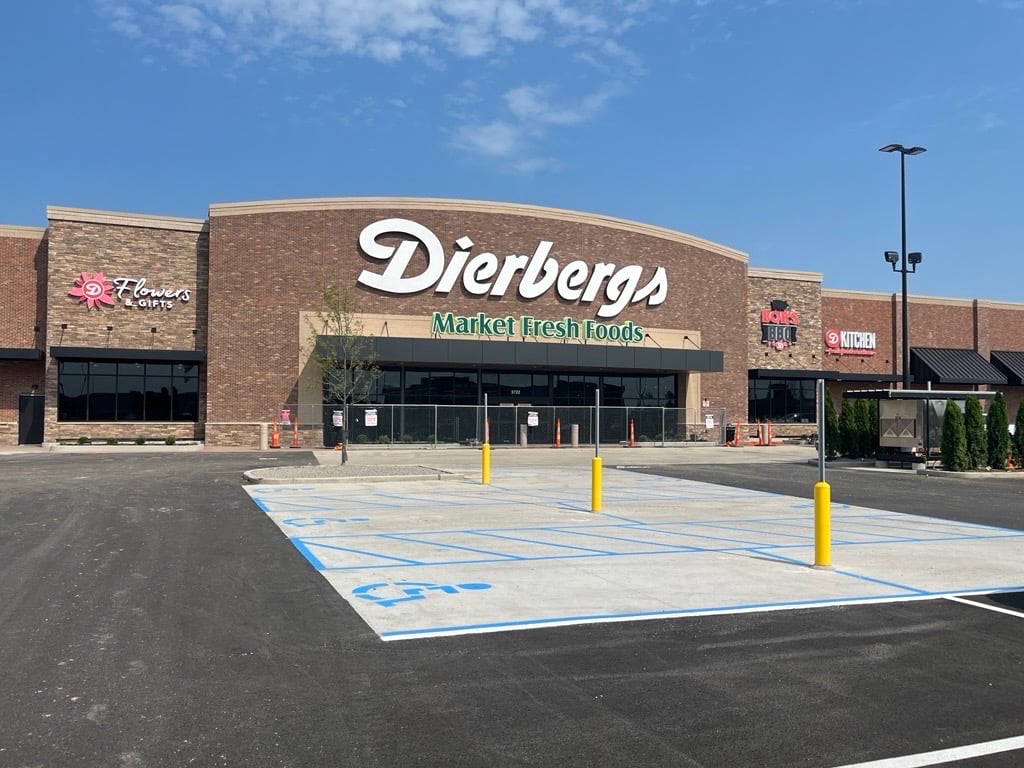 An image of Dierbergs The Market at 370 location taken from the parking lot.