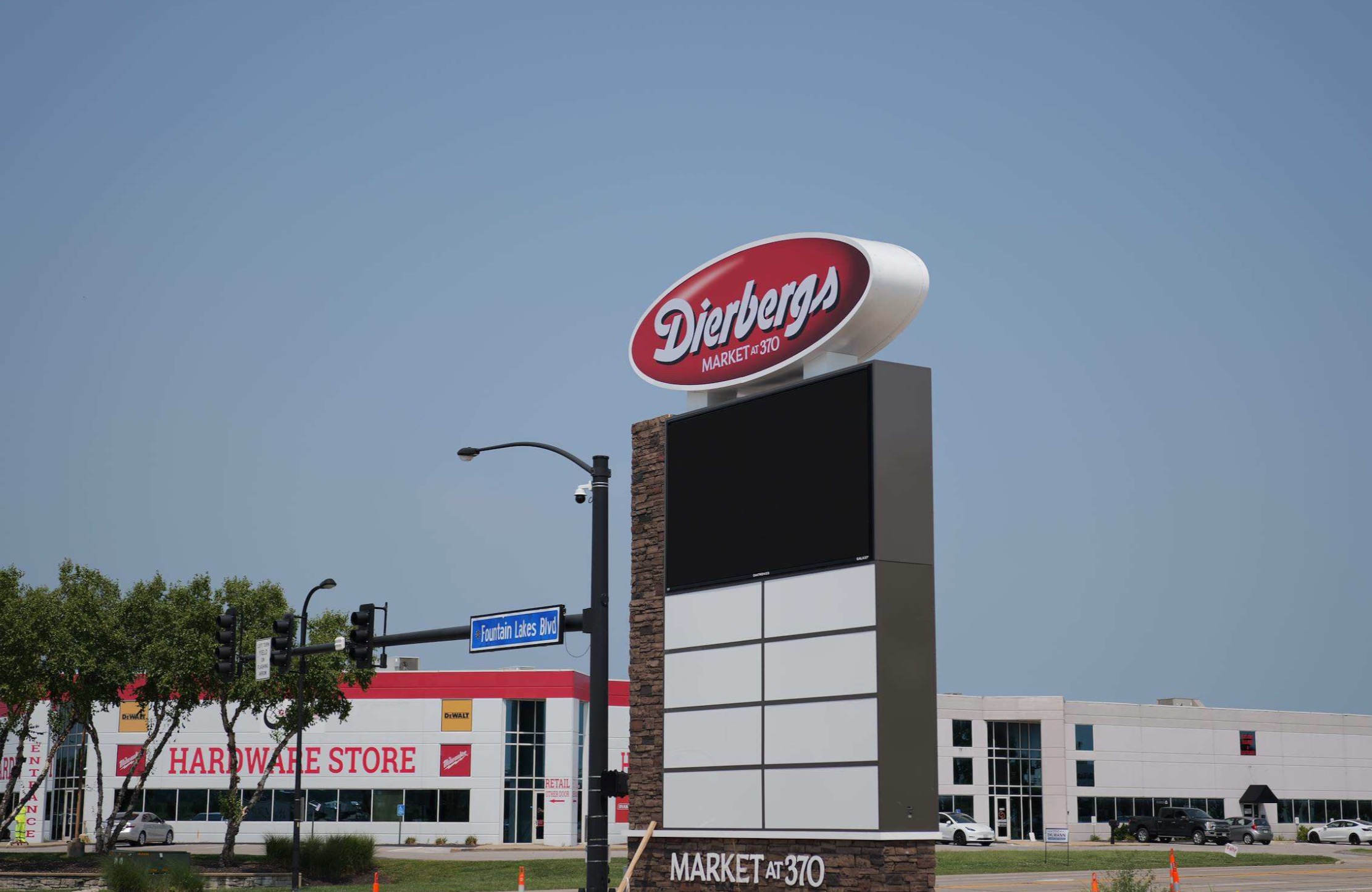 An image of the outside road sign in front of Dierbergs Market at 370.
